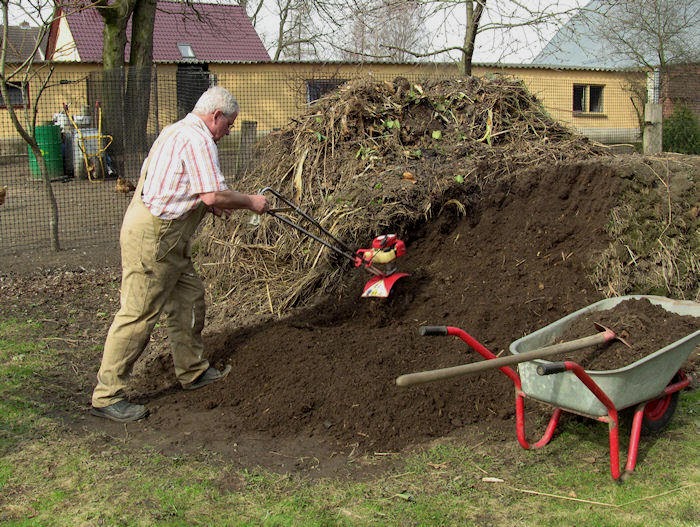 Staudengarten Gross Potrems: Kompost ausbringen