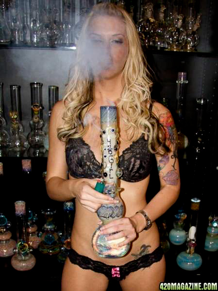 happy-420-girls-smoking-pot-46.jpg
