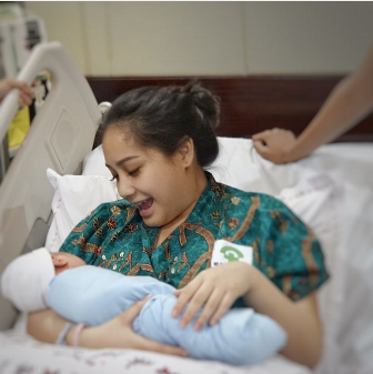 Nagita saat baru melahirkan Rafathar