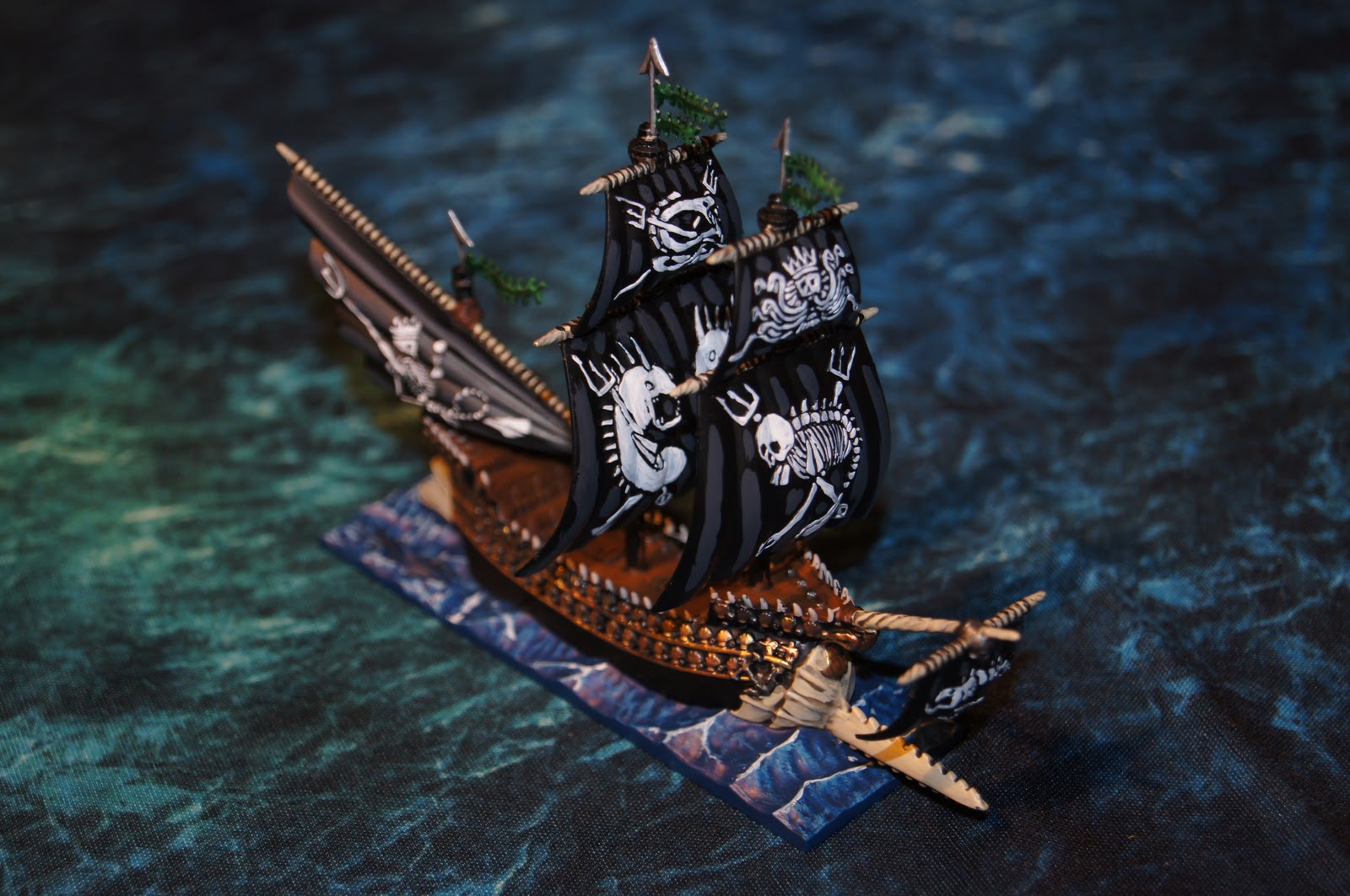 http://1.bp.blogspot.com/-X-AdZCSV81E/Tqmp0JDZNBI/AAAAAAAAAfw/DLKwFHuGasc/s1600/dreadfleet+swordfysh+swordfish+pirate+ship+warhammer+%25282%2529.JPG