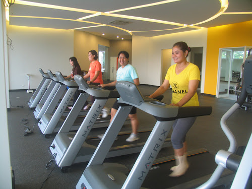 Wanita Cantik Sedang Fitnes