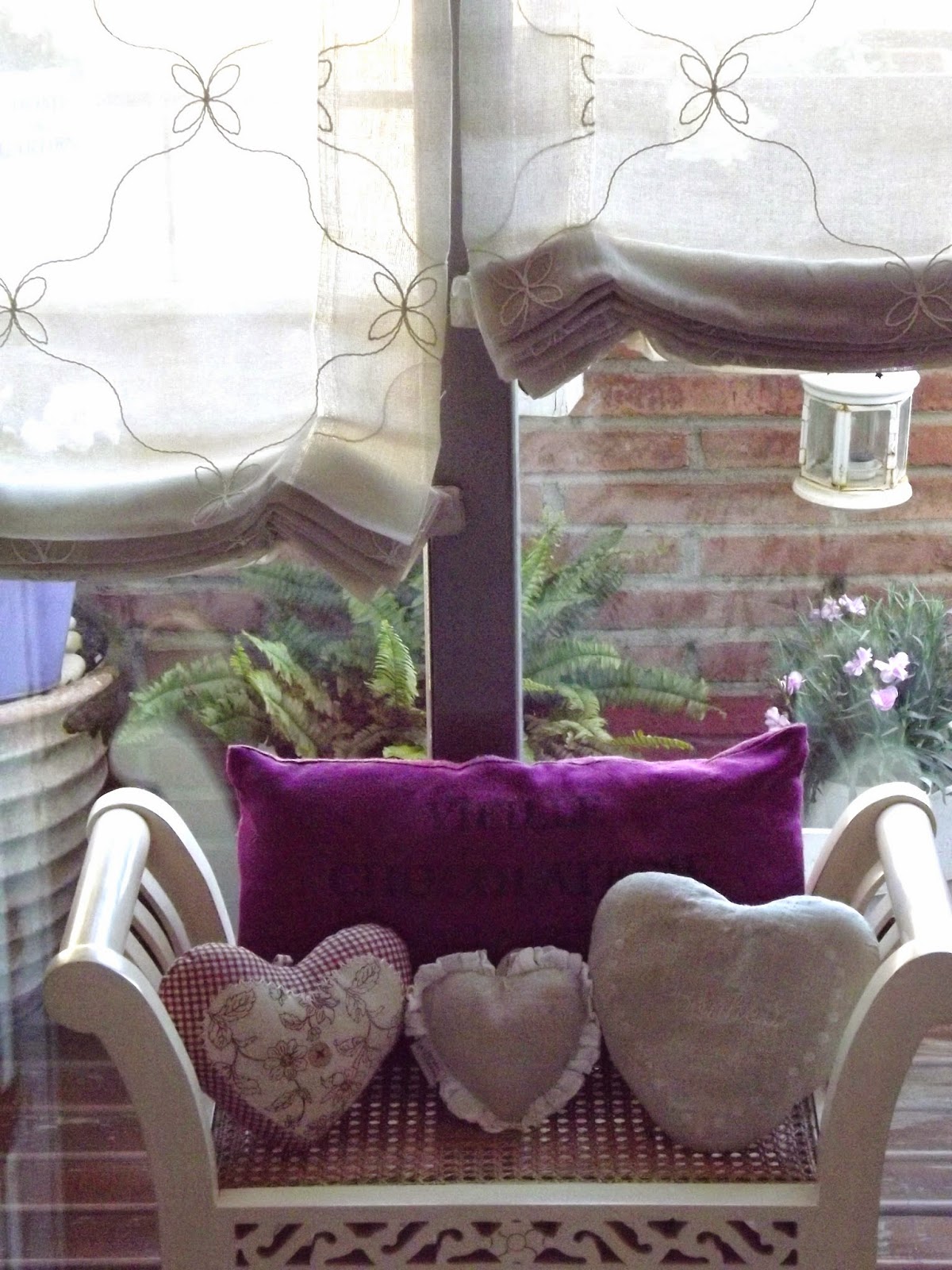 Un vergel en la ciudad: Bancos bajo la ventana...