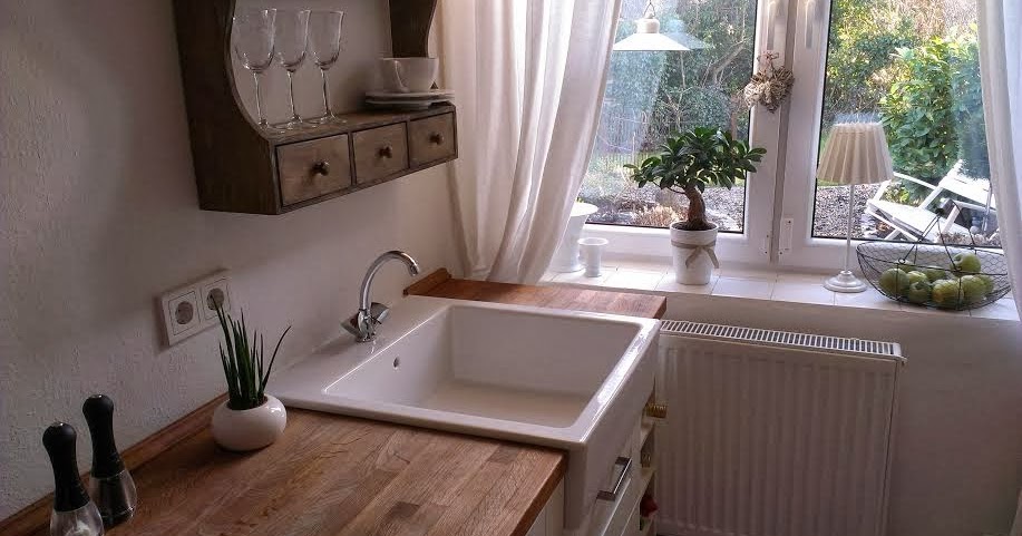 Wohnszene: Küchenfensterbank mit Tropffuge