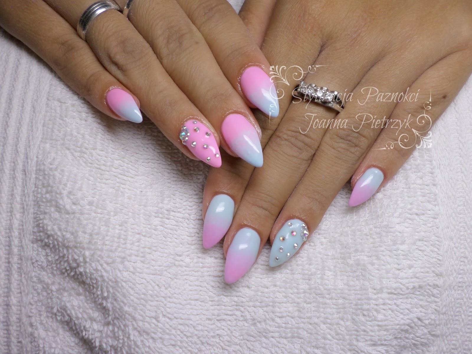 Stylizacja Paznokci Ombre Rozowo Niebieskie Na Migdalkach