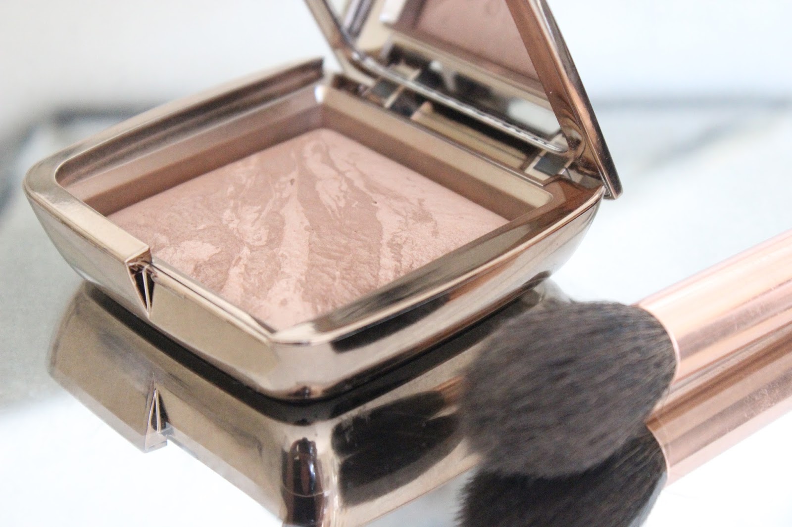 Hourglass Ambient Lighting Bronzer Radiant Bronze Light a little