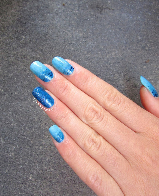 Blue gradient nails with glittered accent nail - photo © Pedrìnails