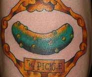 tatuaje horrible de un pepinillo enmarcado