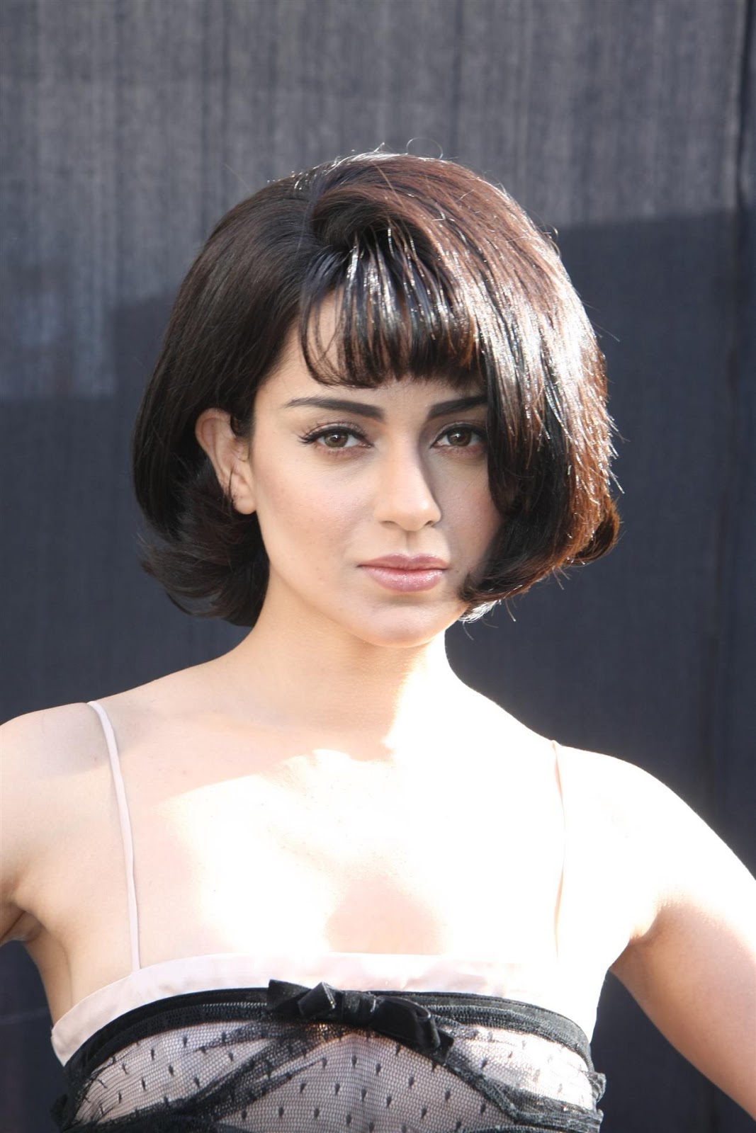 High Quality Bollywood Celebrity Pictures: Kangana Ranaut Sexy Cleavage