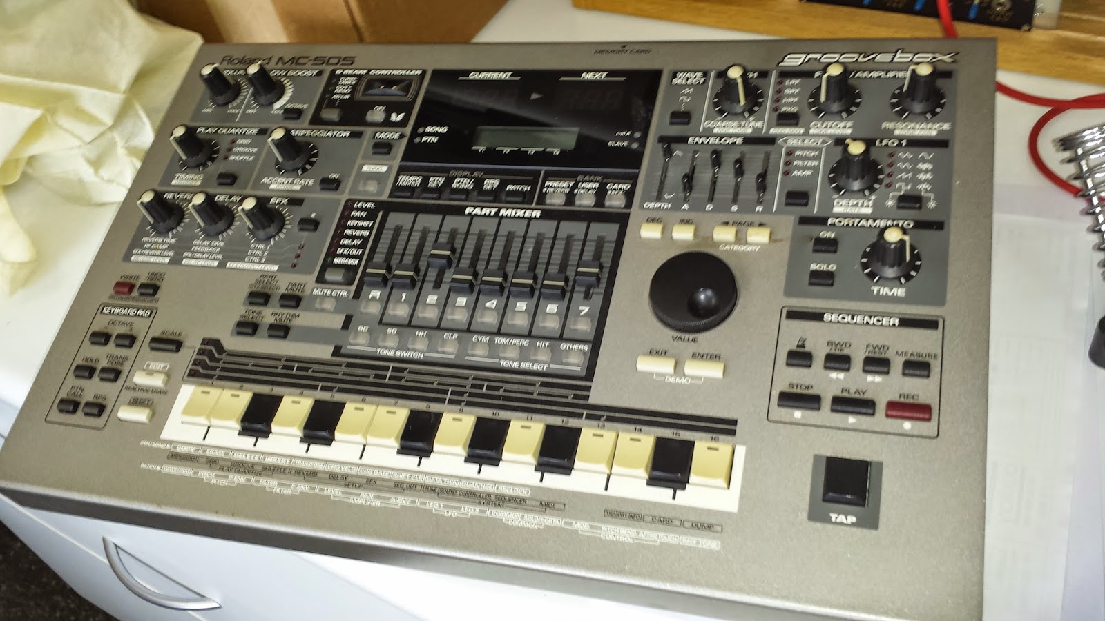 JonDent - Exploring Electronic Music: Roland MC 505 - Groove box