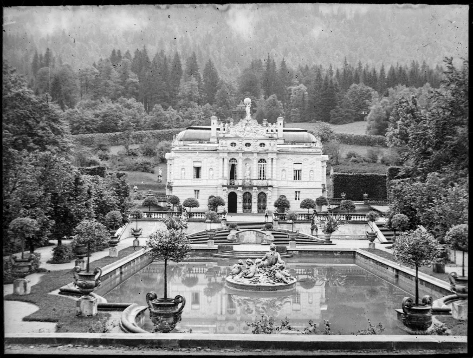Blick auf Schloss Linderhof von der Treppe hinauf zum Venustempel 1920-1930