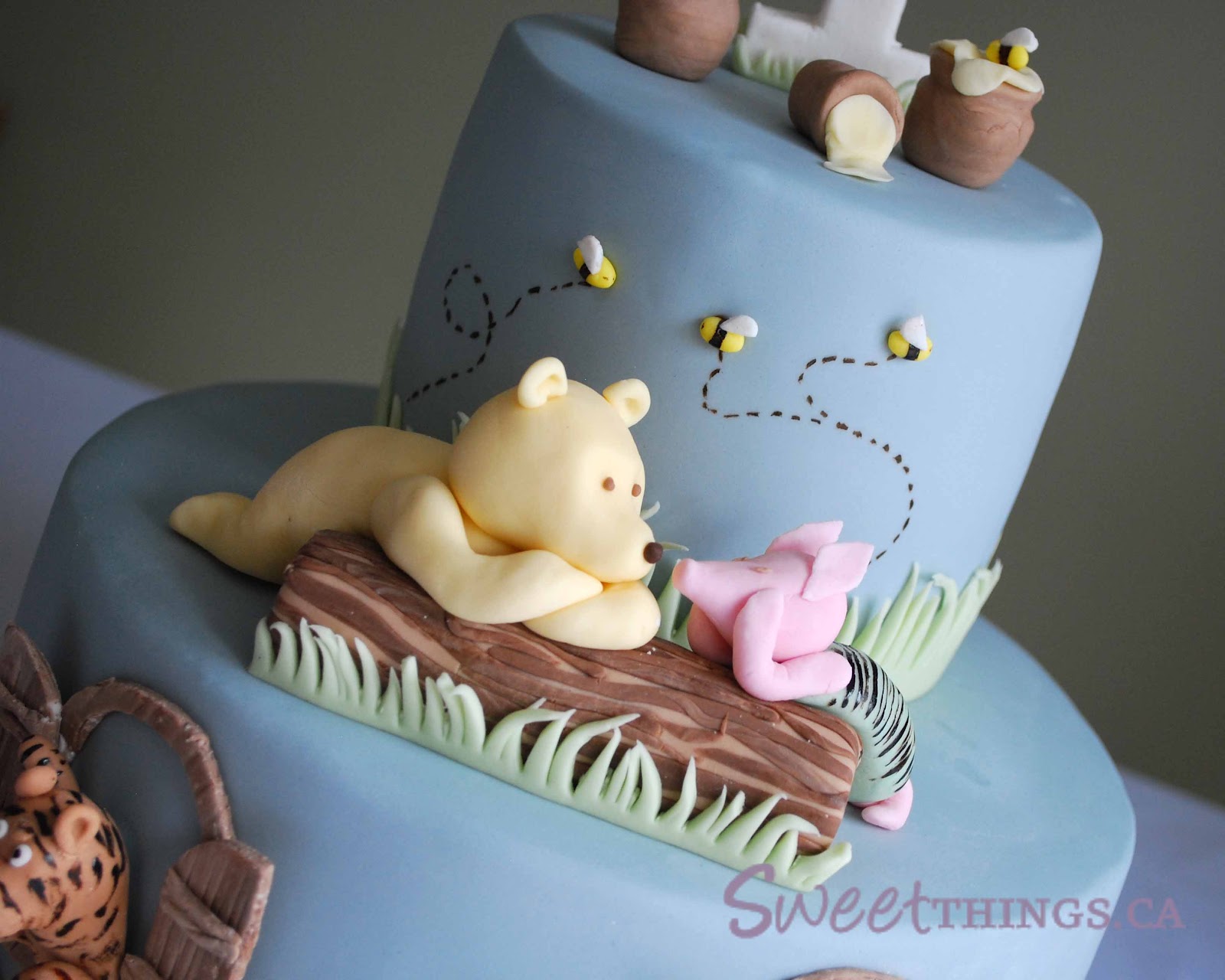 SweetThings: 1st Birthday: Classic Winnie the Pooh Cake