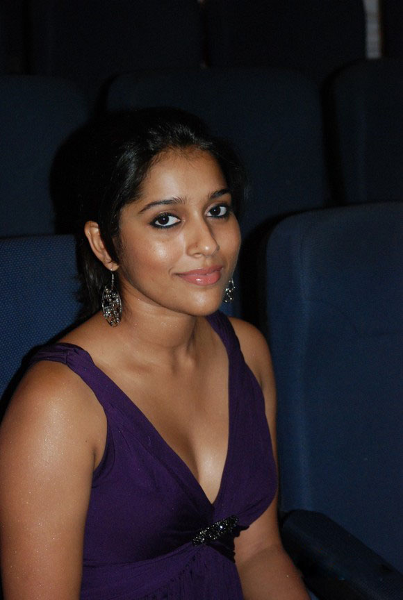 Kollywood actress Rashmi Gautham Spicy Cleavage Show in Violet Dress