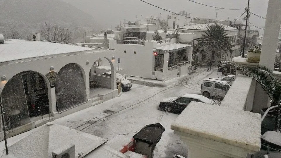 Σφοδρή χιονόπτωση στην Σκύρο - Στα λευκά ντύθηκε το νησί (ΦΩΤΟ & ΒΙΝΤΕΟ)