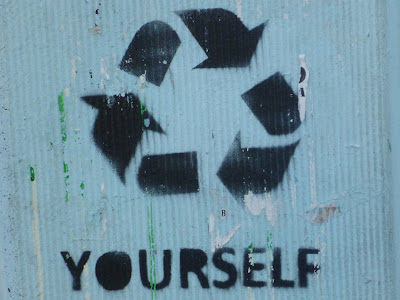 Erneuere dich selbst: Recyclingsymbol mit "YOURSELF" als Untertitel