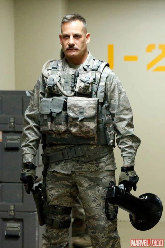 CORONEL GLENN TALBOT (ADRIAN PASDAR)