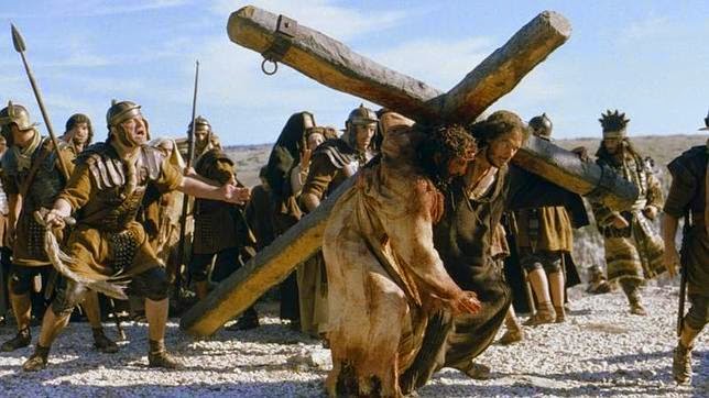 El Cireneo ayuda a Jesús a llevar la cruz