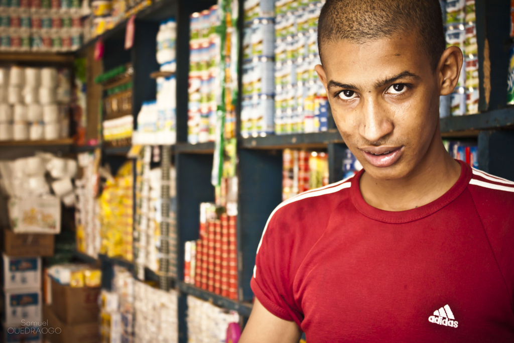 (Un jeune commerçant mauritanien à Abidjan. Crédit photo : Samuel Ouedraogo)