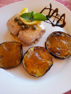 Bonito Del Norte Con Alcaparras Y Crujiente De Berenjena Con Mermelada