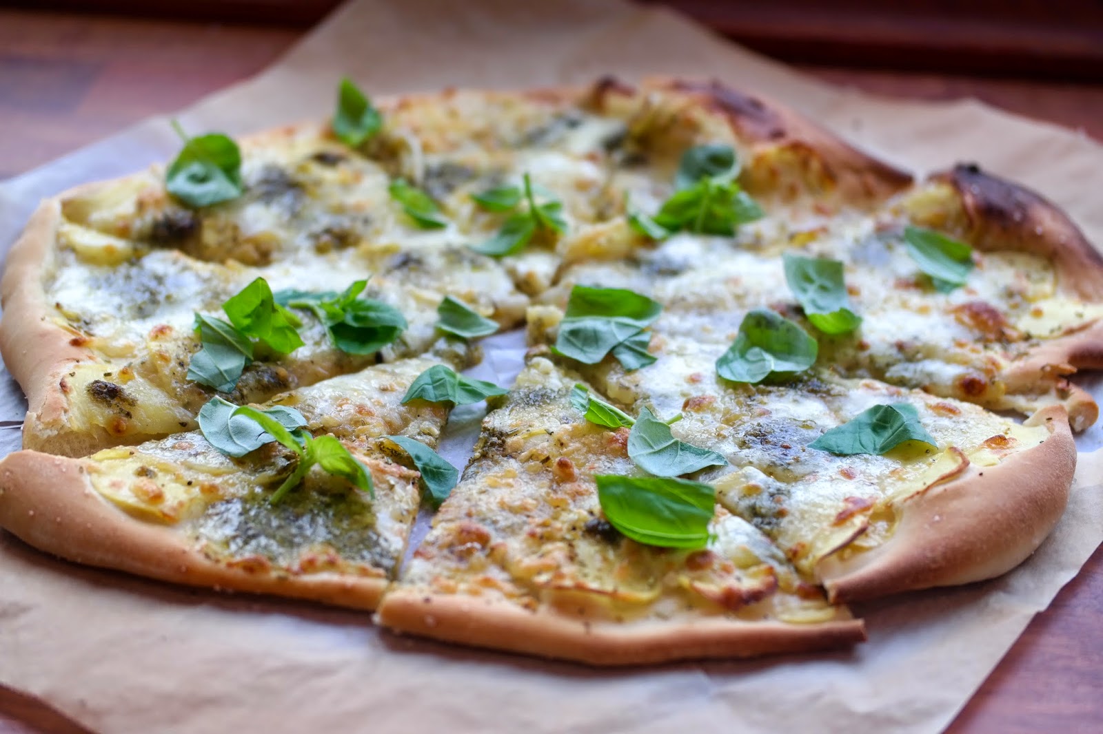 God mad og søde sager Pizza med kartoffel, rosmarin og basilikumspesto