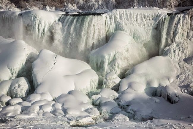 The falling water collected and froze under the falls, creating these huge ice formations. - Bizarrely Low Temperatures Transformed Niagara Falls Into A Frozen Wonderland The falling water collected and froze under the falls, creating these huge ice formations. - Bizarrely Low Temperatures Transformed Niagara Falls Into A Frozen Wonderland