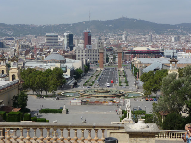 Сверху, от Национального Дворца Каталонии открывается панорама Барселоны. Сверху, от Национального Дворца Каталонии открывается панорама Барселоны.