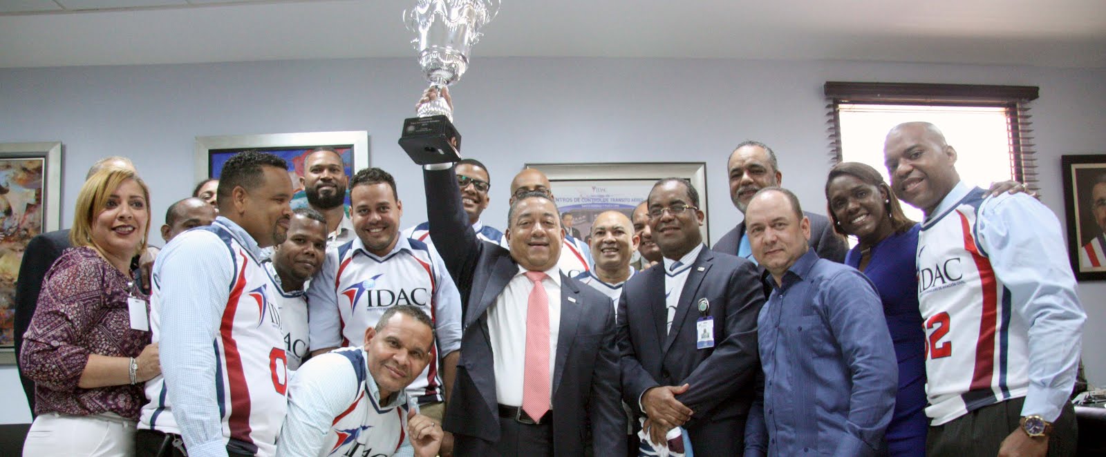 Alejandro Herrera recibe equipo del IDAC ganador del torneo de baloncesto Aerodom 2019