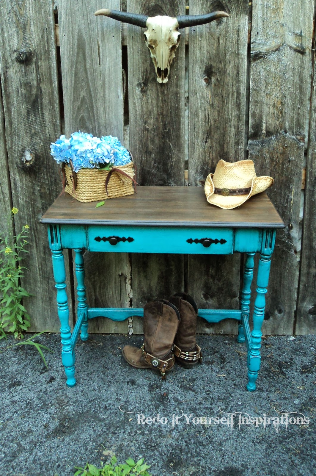 http://redoityourselfinspirations.blogspot.com/2014/01/road-rescue-side-table.html