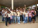Turma 122 da Escola Maria Neuza C. de Souza, as acadêmicas do IESAP 4 LIC-E-N e professor de Língua