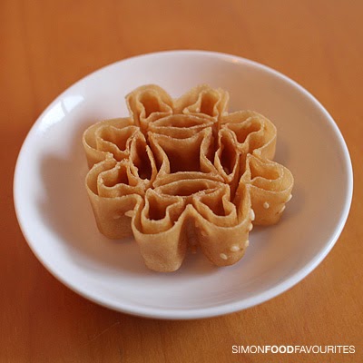 Simon Food Favourites: Chinese New Year Love Letters and Kuih Rose from Malaysia (1 Feb 2011)