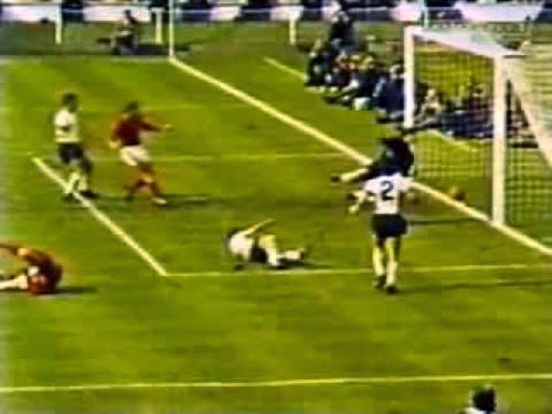 Imagens marcantes copa do mundo 1966 Polemico gol da inglês na final contra alemães.
