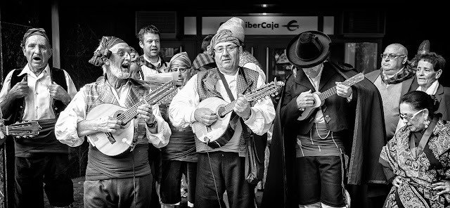 Paseando el dia del Pilar - People - Los Baturros