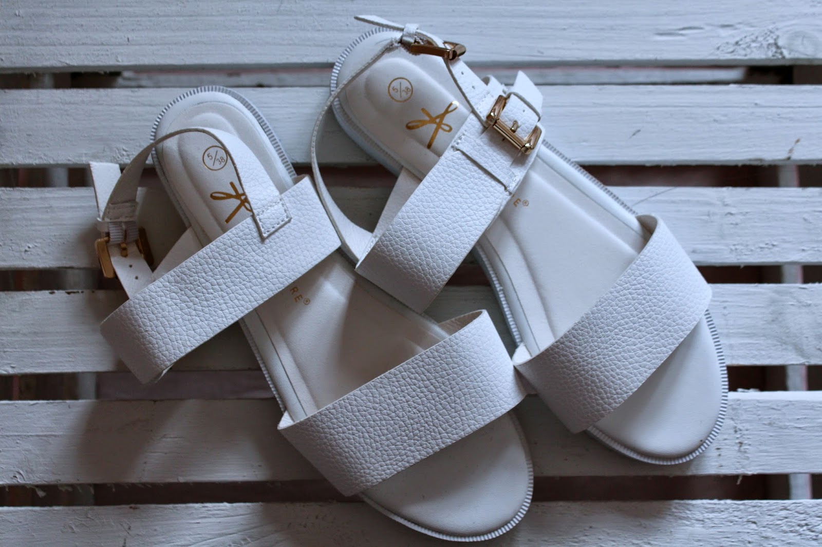 primark flip flops white