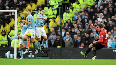 RVP fazendo importante gol de falta