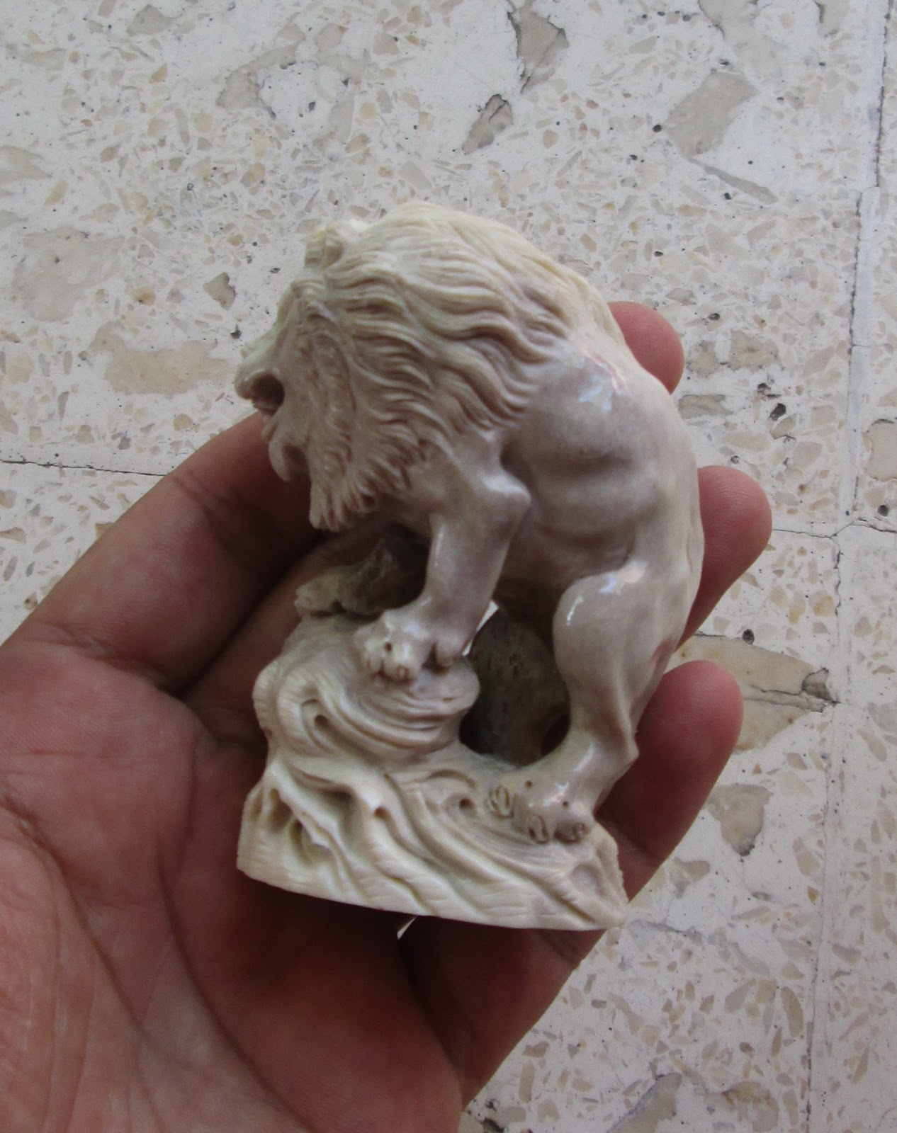 Lion Carving Statue in Caribou Antler Lion Carving Statue in Caribou Antler
