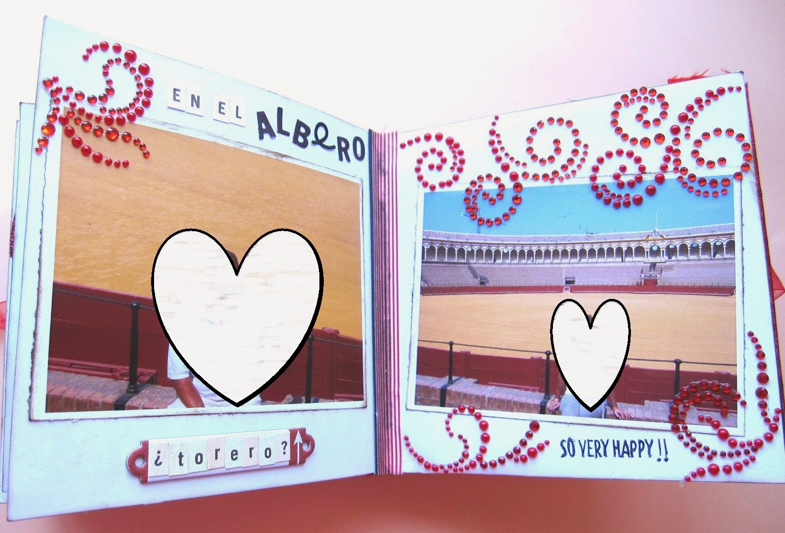 foto 5 decoración interior LOVE mini-álbum con fotos de la plaza de La Maestranza de Sevilla decoradas con filigranas de brillantes adhesivos rojos y palabras “en el albero”, “torero” y “so very happy”