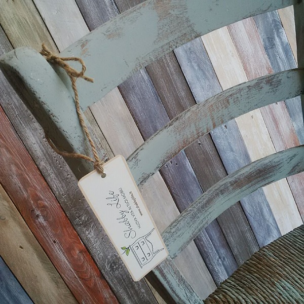 dettaglio osterina azzurra sedia da osteria trasformata in stile shabby