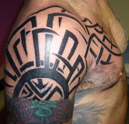 http://1.bp.blogspot.com/-XkaQI-3GMuU/UPhQQWAd3gI/AAAAAAAAFxI/2D5LSdsfl48/s1600/Tribal-Tattoo-Designs-1.jpg