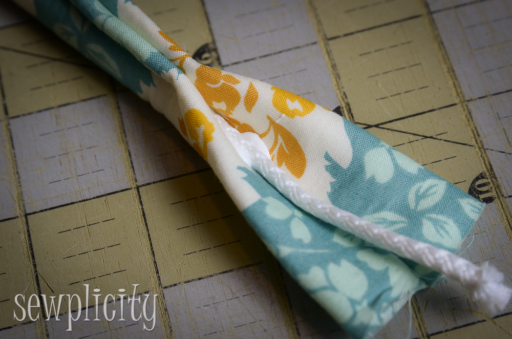 Sewplicity TUTORIAL Corded Fabric Handles