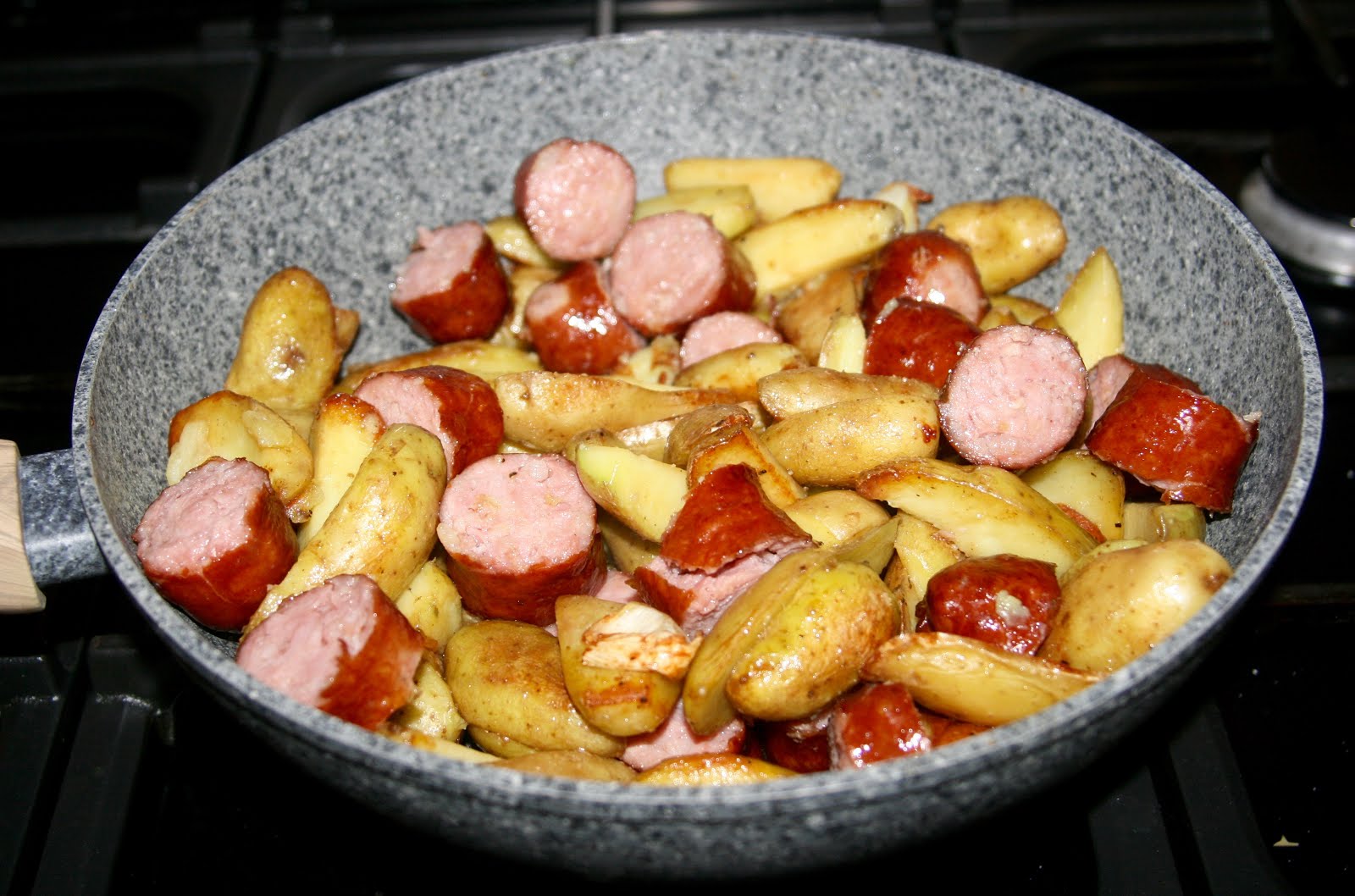 Saucisses fraîches et pommes de terre ratte persillées - Recette - Yumelise