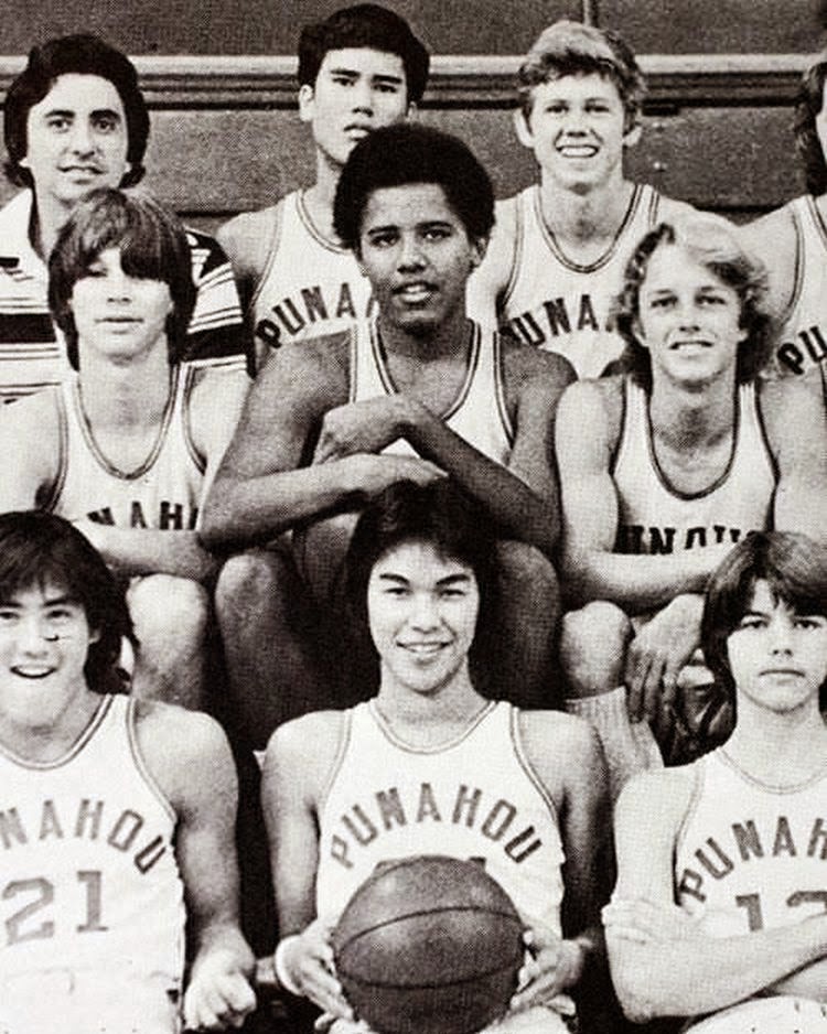 Ο Μπαράκ Ομπάμα στο λύκειο μαζί με τους συμπαίχτες του στην ομάδα μπάσκετ