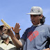 صور قاتل القذافي - أحمد الشيباني يمسك بمسدس القذافي الذهبي