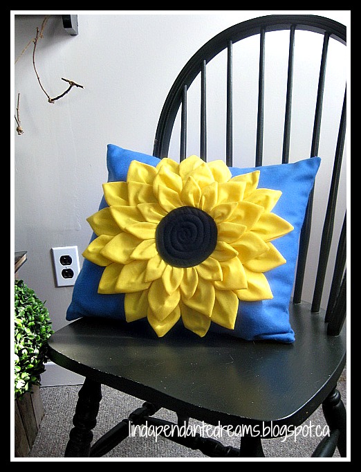 lindapendante dreams Sunflower Pillow