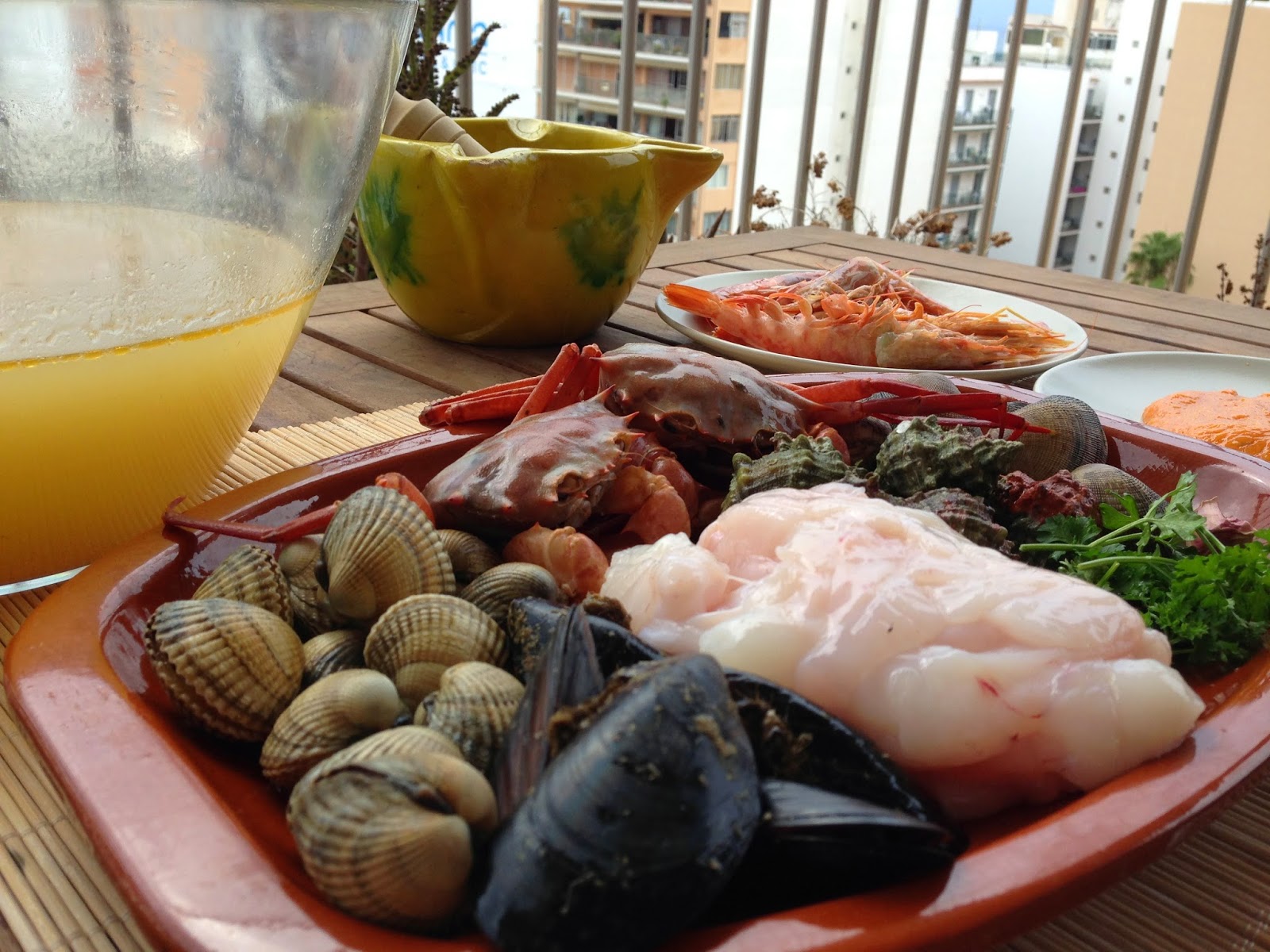Sopa De Fumet De Rodaballo, Con Marisco, Rape Y Almendras Picadas
