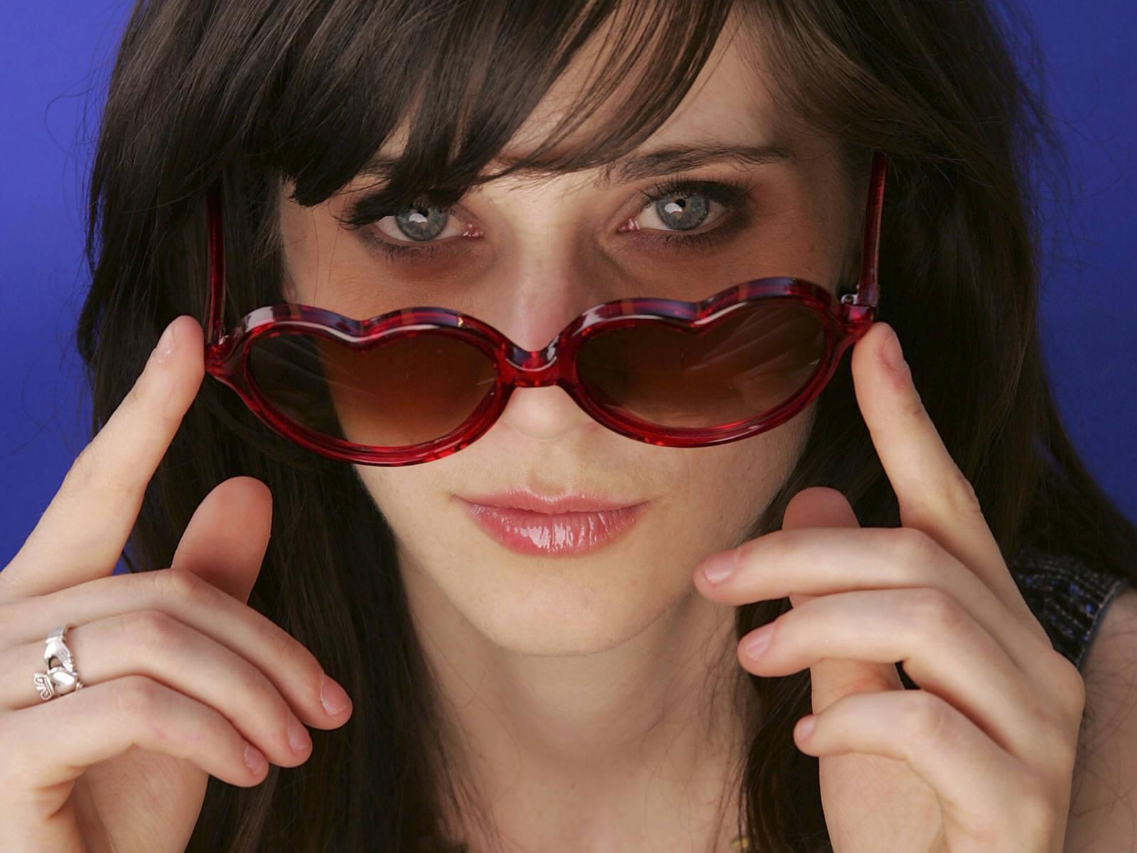 http://1.bp.blogspot.com/-XtSusd-Vyq0/TbDKjj59sKI/AAAAAAAAABA/nqZKCtD6JAU/s1600/zooey_deschanel_glasses_desktop_wallpaper_87670.jpg