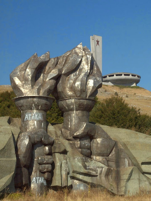 Monumento Buzludzha forma OVNI sovietico edificio