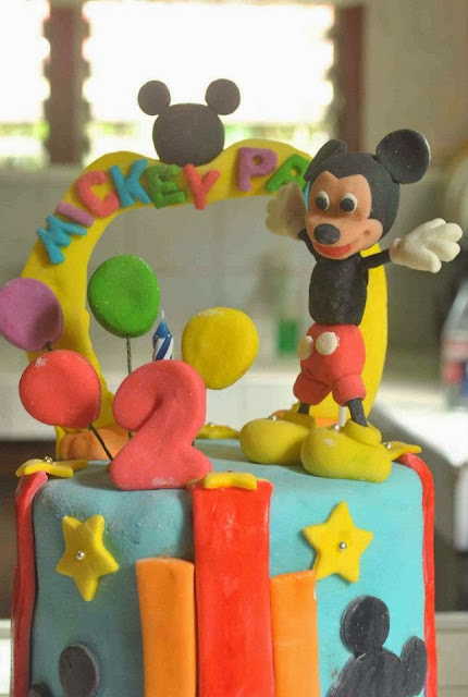 fondant Mickey Mouse cake