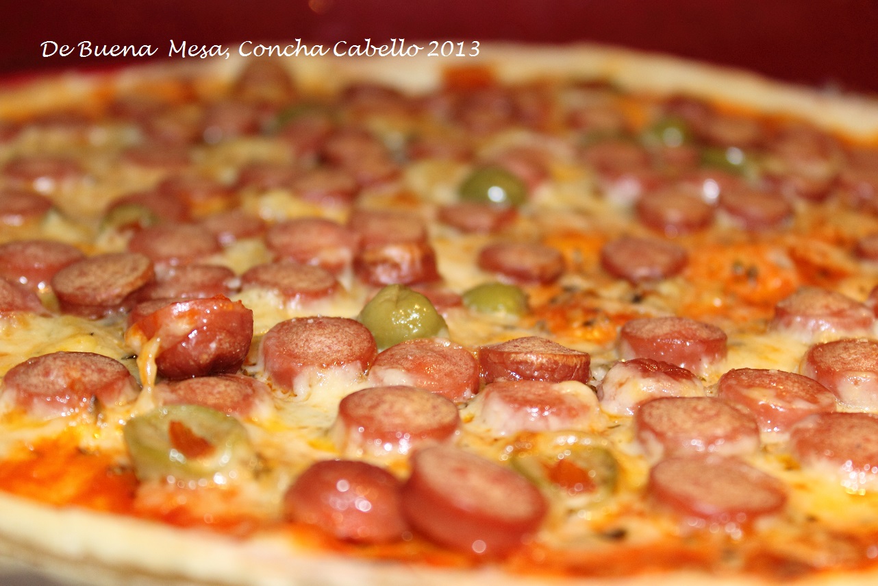 Pizzas de frankfurt con aceitunas, y de salchichón, chorizo y aceitunas