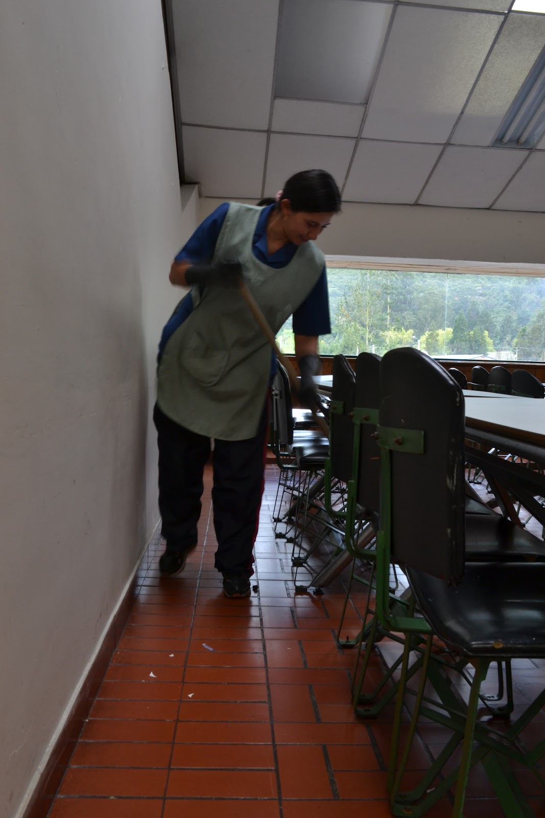 FOTO PERIODISMO: FOTOS DE PERSONAS HACIENDO EL ASEOALEJO MELO