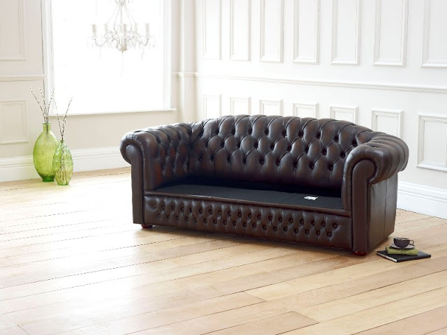 Шкіряний диван-ліжко Честерфілд в складеному вигляді але без подушок