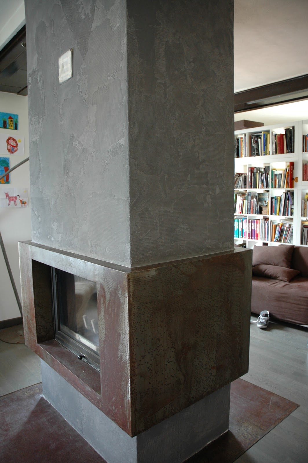 Camino in resina, texture materica / fireplace decorated with ... Decoratione cartone gesso
